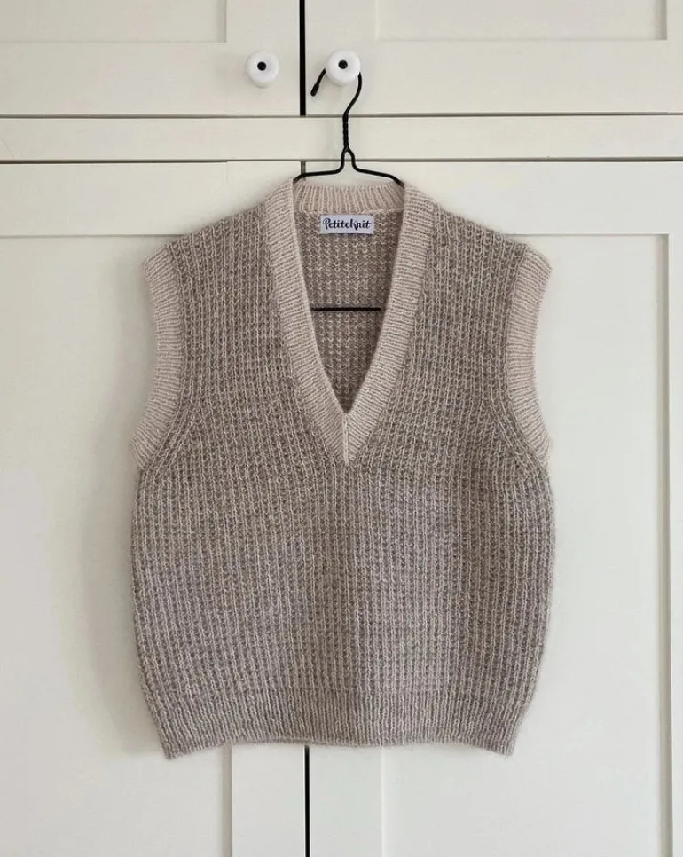 Friday Sliopver V-neck by PetiteKnit, in English
