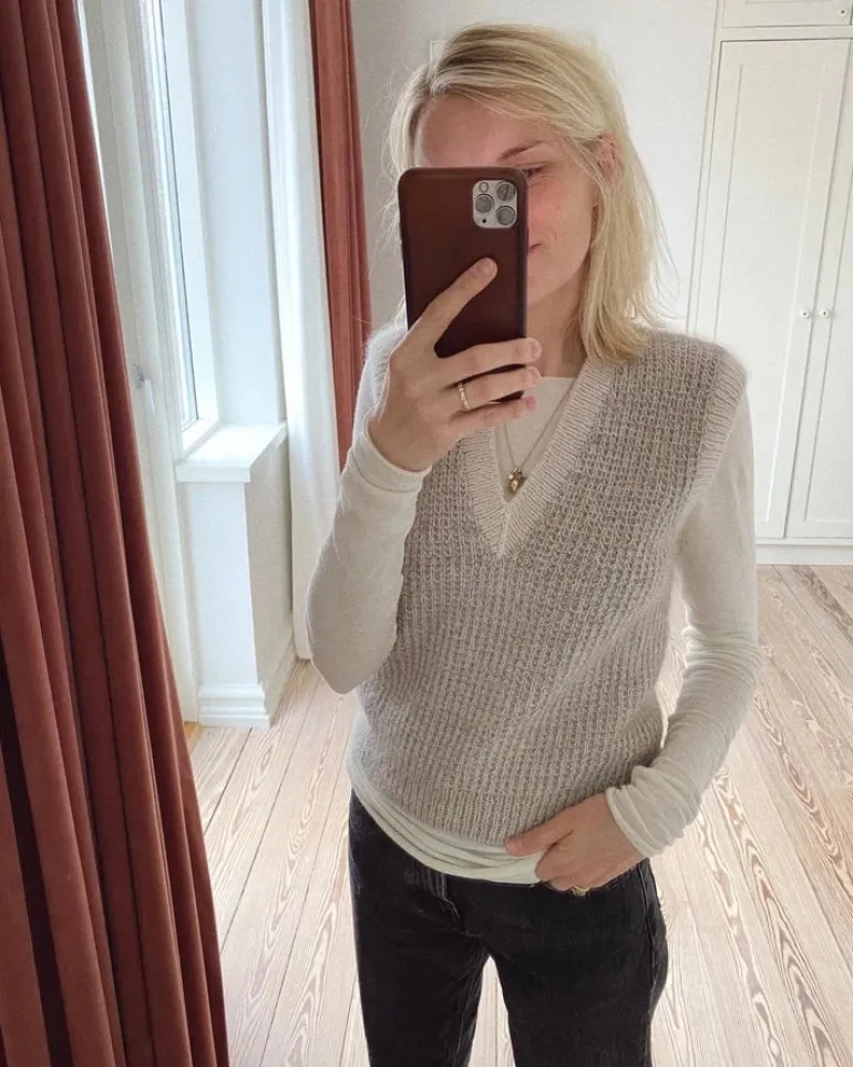Friday Sliopver V-neck by PetiteKnit, in English