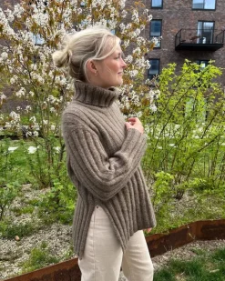 Hazel Sweater by PetiteKnit, in English