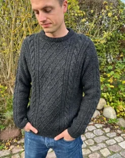 Moby Sweater Man by PetiteKnit, in English