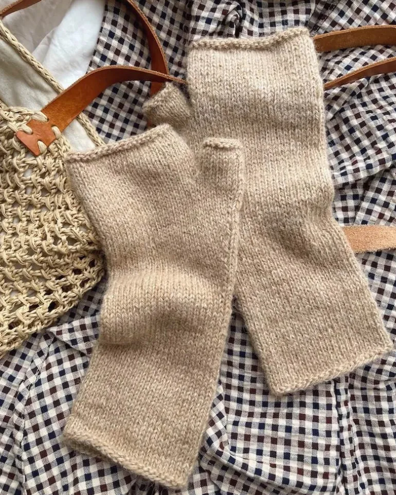 Penny Gloves by PetiteKnit, in English