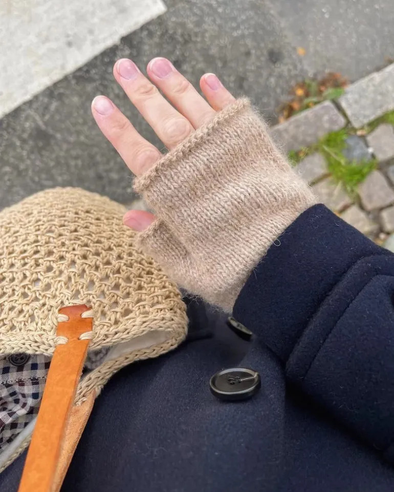 Penny Gloves by PetiteKnit, in English