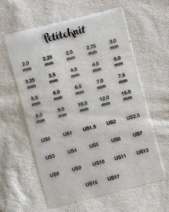 PetiteKnit Silitystarrat puikkojen kokomerkintään puikkokotelossa.