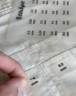 PetiteKnit Silitystarrat puikkojen kokomerkintään puikkokotelossa.