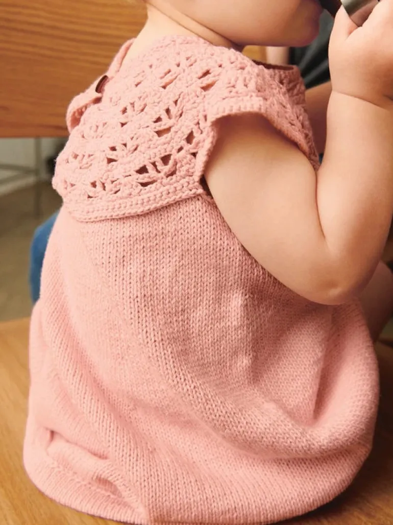 Sandnes Garn Indy Dress Baby 2505_04 englanniksi