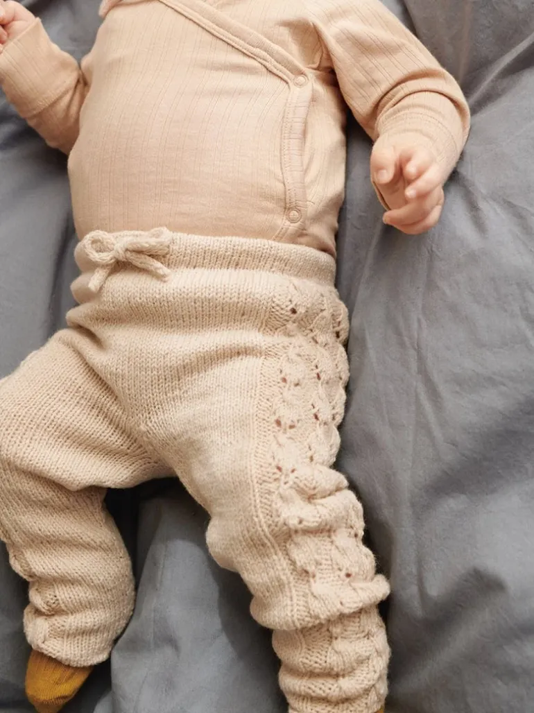 Sandnes Garn Lilja Cardigan, Diaper Pants, Tights & Bonnet Baby 2413_02, English