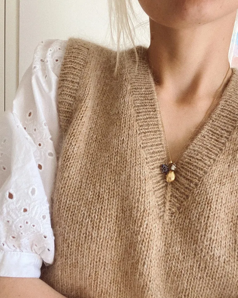 Stockholm Slipover V-neck by PetiteKnit, in English