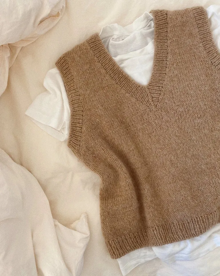 Stockholm Slipover V-neck by PetiteKnit, in English