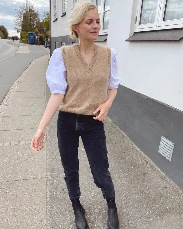 Stockholm Slipover V-neck by PetiteKnit, in English